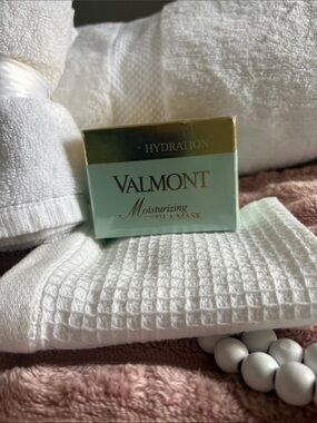 Valmont | Moisturizing with a mask